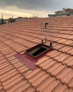 Büyük Boy Kiremit Çatı Çıkış Kapağı Tek Amortisörlü